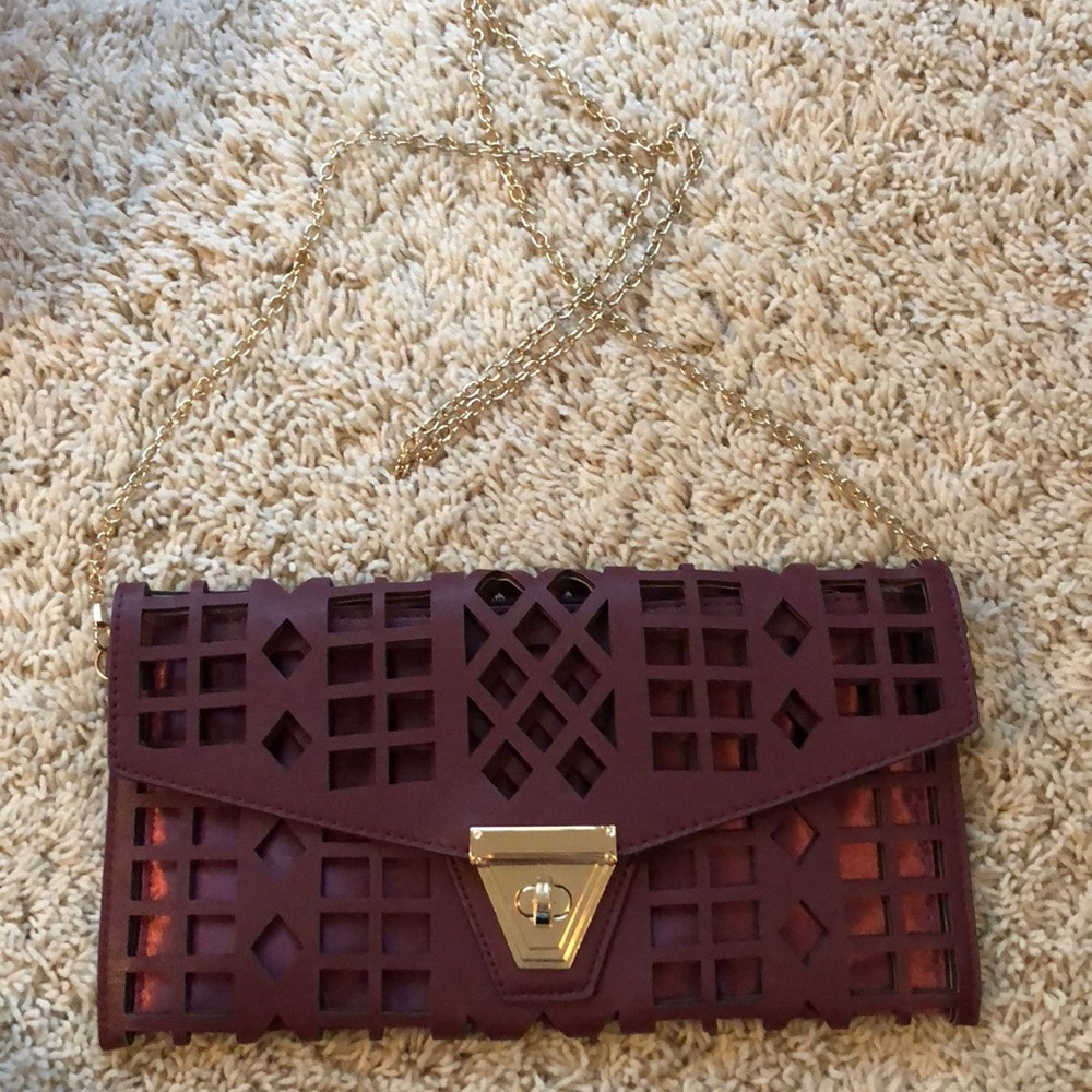 Burgundy clutch with detachable chain